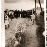 Przewożenie z Kasiny Wielkiej zamordowanych przez Niemców do wspólnego grobu w Mszanie Dolnej. W tym - 11 zakładników rozstrzelanych 14 listopada 1943 roku przez Niemców. Pochowani w "Piwnicy Młynkowskiej" w Kasinie Wielkiej tuż pod Kaplicą Na Brzegu - fot: Anna Knapczyk