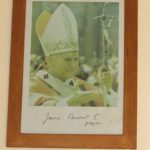 Pamiątki związane ze św. Janem Pawłem II w Kaplicy  - papież
